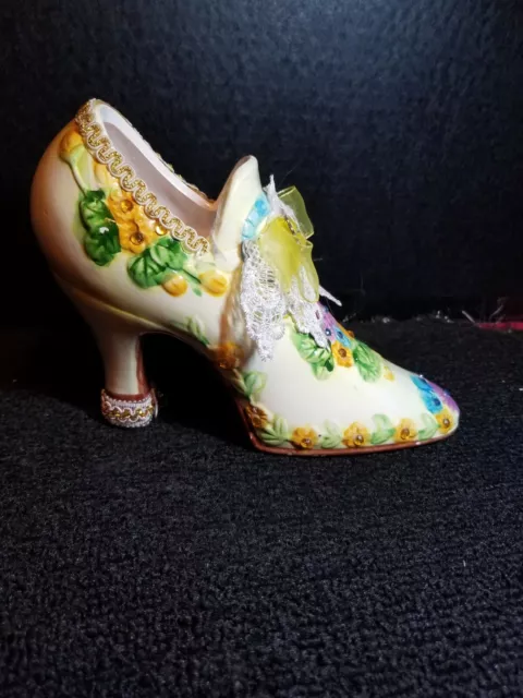 Pair of victorian porcelain collectible shoes, Vgc. 3