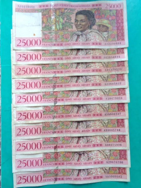 LOT  de 10 BILLET  banque MADAGASCAR  Afrique  Réf.   23    /   19