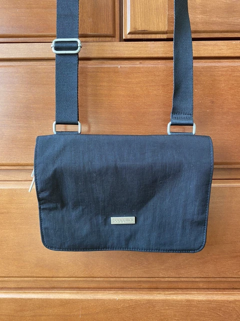 Baggallini Black Crossbody Travel purse, adjustable Strap & 3 Zippered Pockets