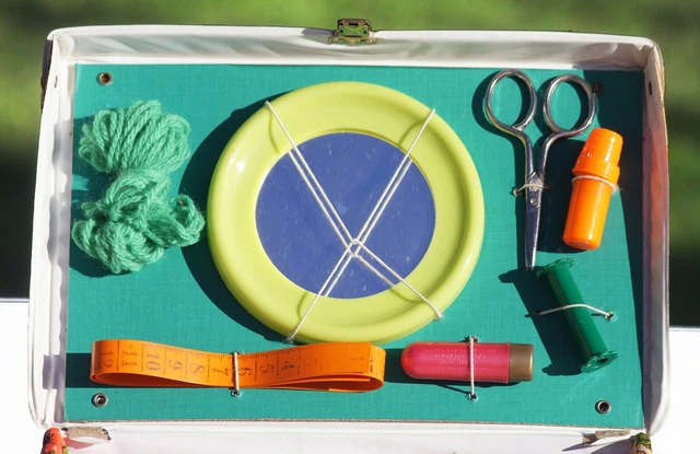 Jouet valise de couture et de broderie vintage Pipo