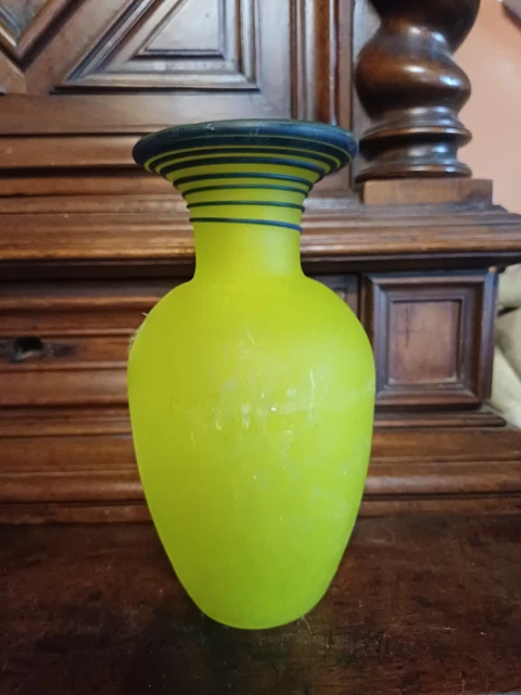 Ancien Vase En Pâte De Verre Moulé, Décor Peint émaillé – Scène Nature Avec Arbre Et Montagne