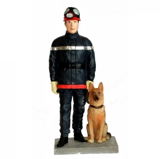 Statuette de pompier personnalisable qui tire un dévidoir Statuette de pompier personnalisable qui tire un dévidoir