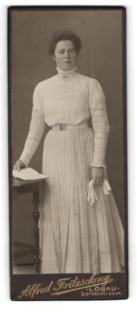 Fotografie Alfred Fritzsching, Löbau, Gartenstrasse, Junge Dame in weißer Bluse