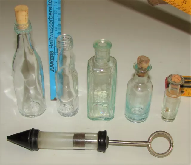 5    Medizin -  Glasfläschen   Und   Eine   Spritze   Sehr  Alt !!