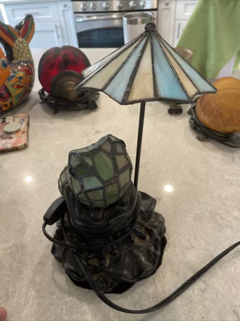 Tiffany Style Stained Glass Frog With Umbrella Table Lamp Mounted On Cast Resin