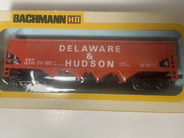 BACHMANN: Delaware & Hudson D&H #12312 - 4-BAY RED HOPPER CAR. HO Scale. VINTAGE