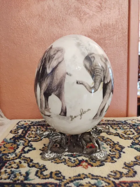 Uovo Di Struzzo Decorato con decoro di elefanti Dimensioni: 190mm × 132mm × 132m