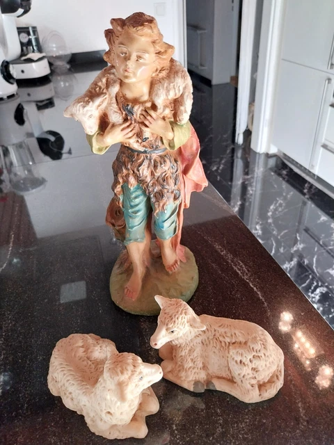 Krippenfigur Hirte mit Schaf 30 cm + 2 zusätzliche Schafe 3tlg