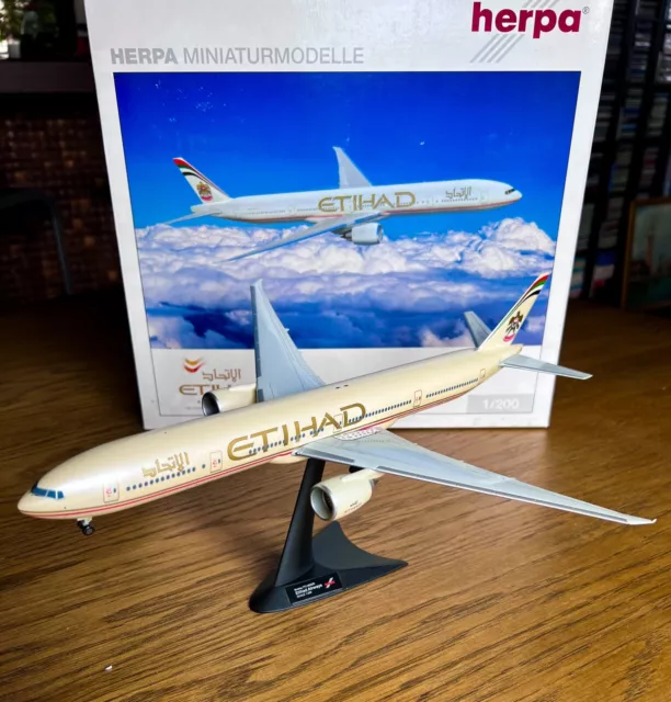 ヘルパ　1/200　エティハド航空　B777-300ER　551410 ヘルパ 1/200 エティハド航空 B777-300ER 551410 - メルカリ