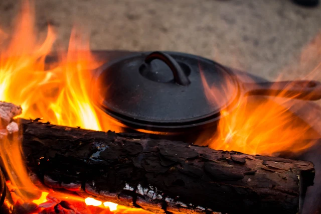 BBQ-Toro 7-teiliges Dutch Oven Set mit Holzkiste und viel Gusseisen Grillzubehör 3