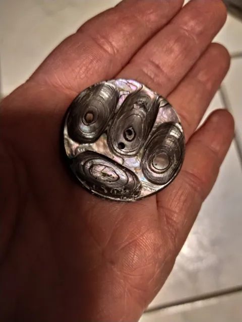Très gros bouton ancien en nacre travaillé 3,5 cm