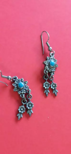 Bijoux ancien jolie boucles d'oreilles argentées fleurs avec cabochons bleu