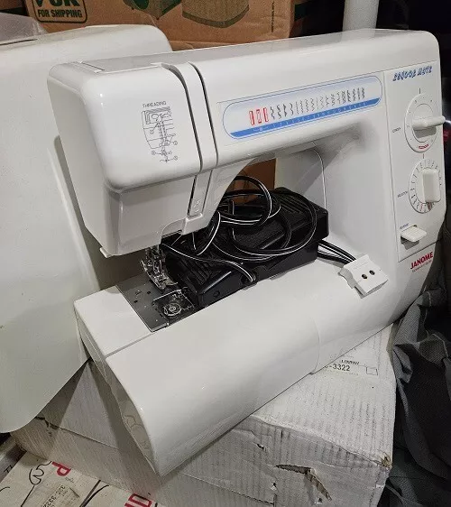 New Home by Janome Sewing Machine MY EXCEL 15S & Case, Foot Pedal