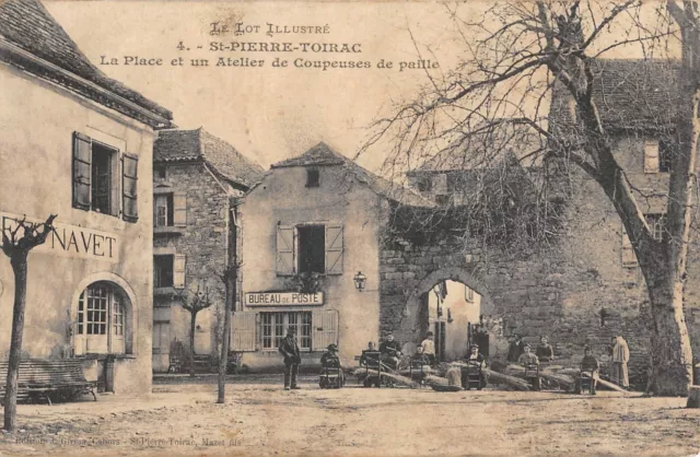 Cpa 46 Saint Pierre Toirac La Place Et Un Atelier De Coupeuses De Paille / Rare