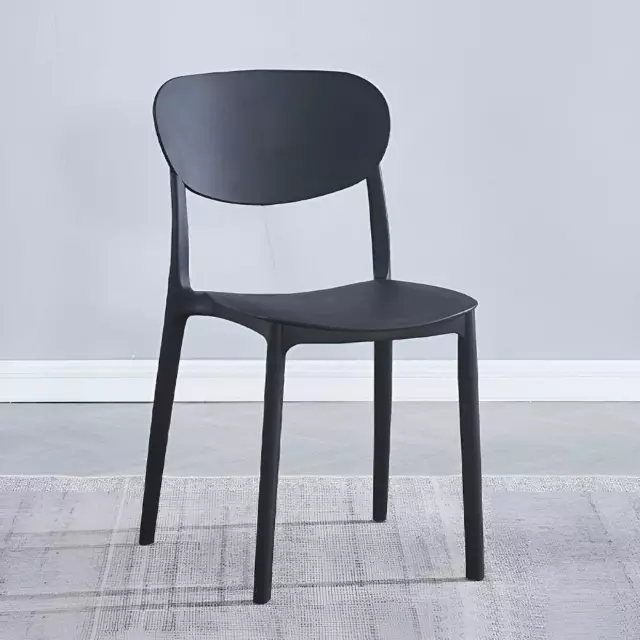 Silla de diseño negra, plástica, respaldo y asientos curvados – Vigone