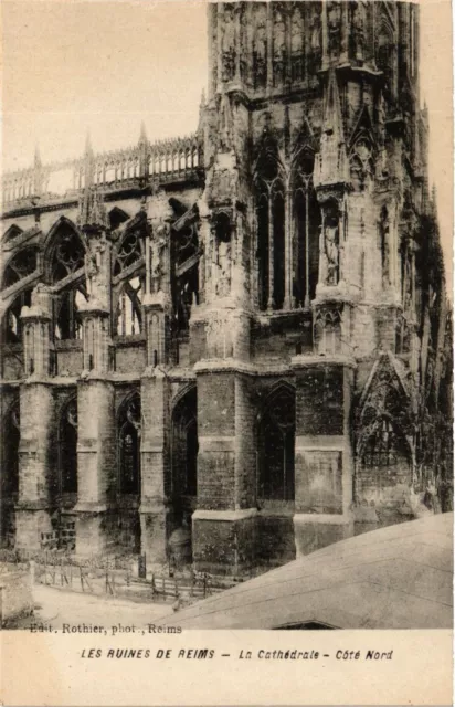 CPA MILITAIRE Les Ruines de Reims-La Cathédrale (315849)