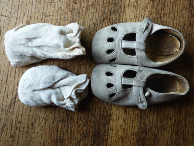 ANCIENNES CHAUSSURES d' ENFANT 1900 en peau vintage collection N°1