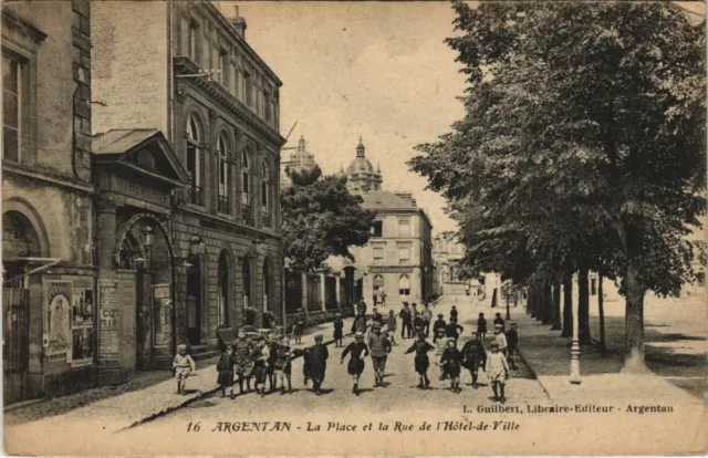 CPA Argentan La Place et la Rue de l'Hotel de Ville FRANCE (1053793)
