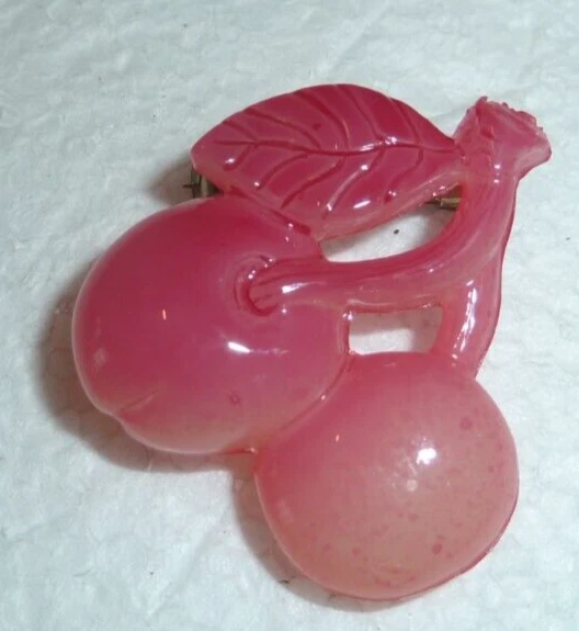 Broche Ancienne 'La Fille Aux Cerises' LEA STEIN - Diam. 5,6cm - Rhodoïd - Occasion
