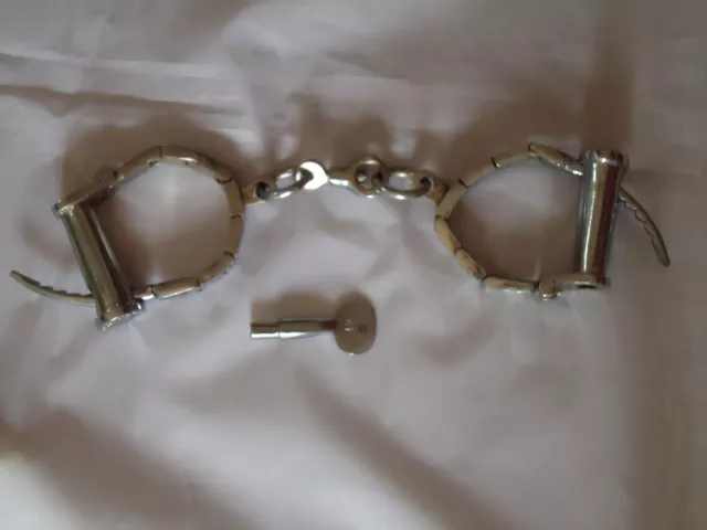 Iron hand cuffs Silver Nickel /police/antique/Handcuffs/shackles film Prop Gift 2
