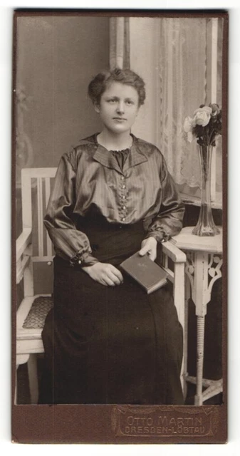 Fotografie Otto Martin, Dresden-Löbtau, Portrait hübsch gekleidete Dame mit Buc