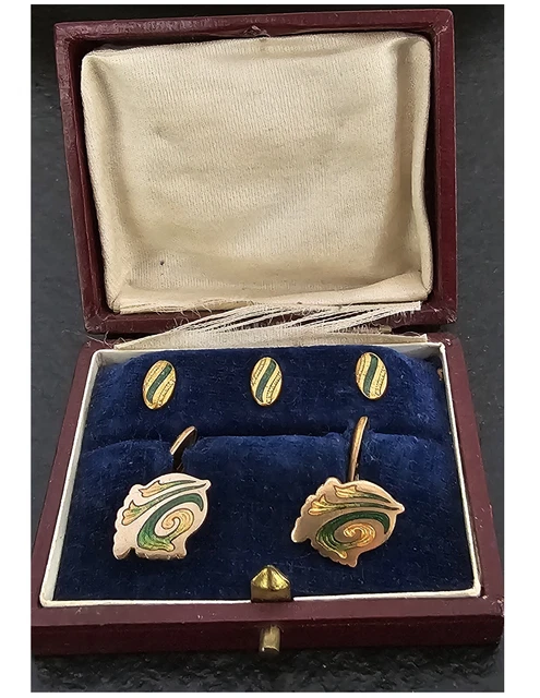 Lot de Paire de boutons de manchettes en or blanc, diamants et petits saphirs au prix de 250 à