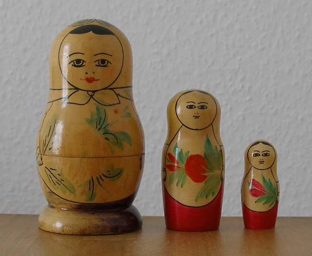 Alte Babuschka. Matrjoschka. Russische Matroschka! Matrioschka. 3 Holzpuppen!