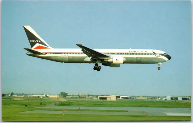 Airplane Delta Airline Boeing B-767-332 N137DL MSN 25306 Dorval Airport Postcard