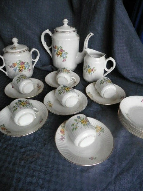 Ancien service 6 tasses a cafe 1950 porcelaine  + 5 petites assiettes
