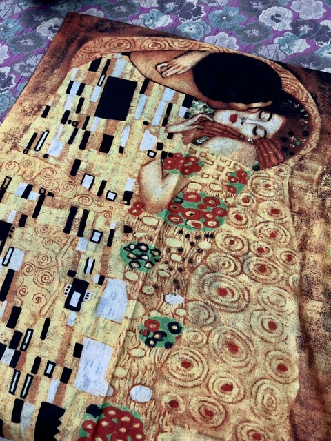 Scialle In Seta Con Stampa Il Bacio Di Klimt - Sciarpa Elegante 172x42cm, Orlo A Mano, Lavabile A Secco