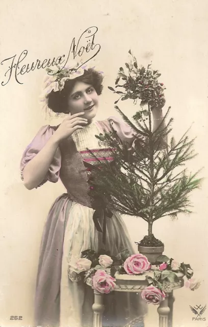 Carte Postale Fantaisie - Heureux Noel - Femme Fleur Sapin