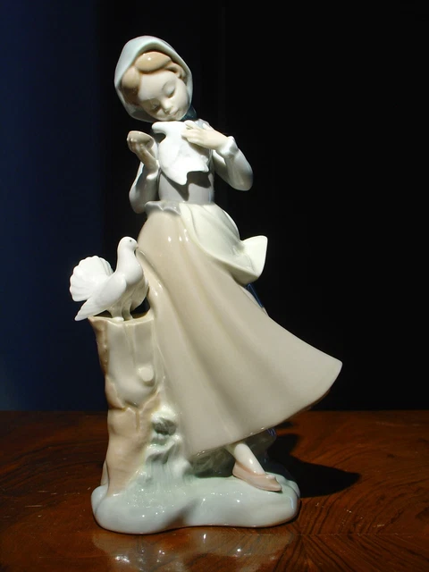 Porcelaine Lladro 4915 figurine statuette Espagne fille colombe