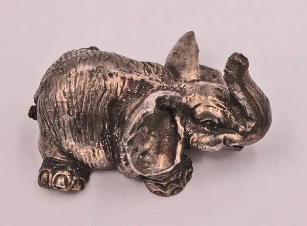*Elefant aus Messing versilbert liegend Figur Glücksbringer Antik