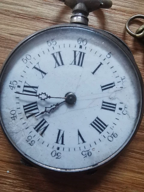 Montre De Poche Ancienne En Argent - Ne Fonctionne Pas - Pièce De Collection
