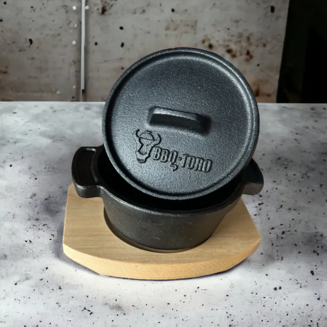 BBQ-Toro Mini Dutch Oven | Ø 11 cm | Gusseisen Serviertopf Holzunterlage 4st