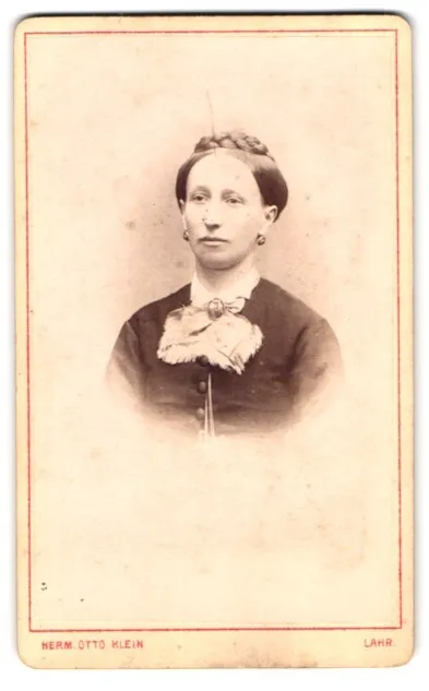 Fotografie Herm. Otto Klein, Lahr, Portrait junge Dame mit Hochsteckfrisur und