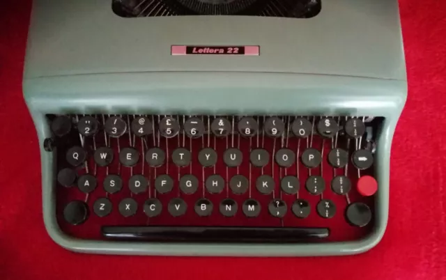 Máquina de escribir vintage Olivetti Lettera 22 3