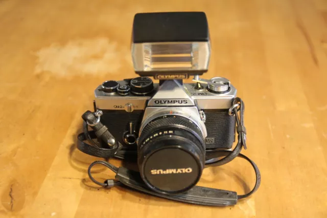 appareil photo argentique olympus OM 2 n + Objectif 50 mm 1.4 + Flash T 20