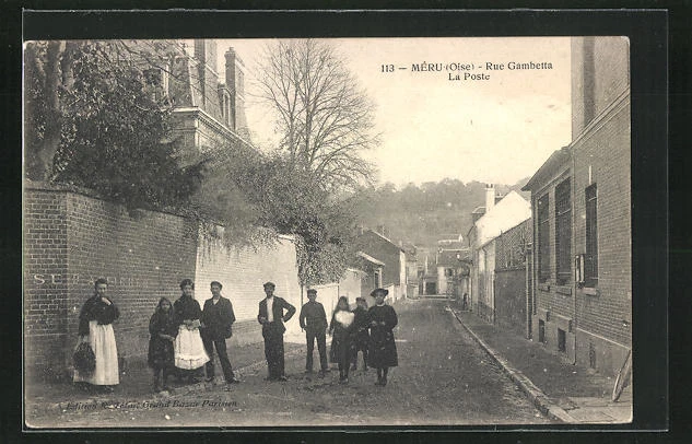 CPA Méru, Rue Gambetta et la Poste