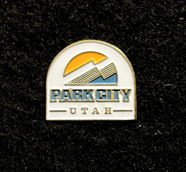 PARK CITY Skiing Ski Pin Badge UTAH Resort Souvenir Travel Lapel
