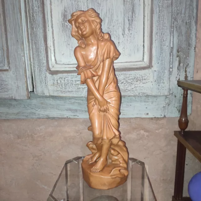 Statue de femme moderne et décorative en terre cuite - Amadera Couleur  Marino Taille 20 cm x 20 cm x 30 cm de haut
