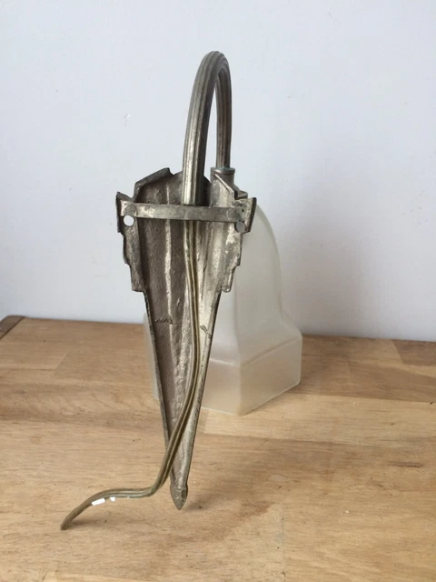 ancienne applique murale en bronze nickelé et tulipe en verre dépoli, art déco 6