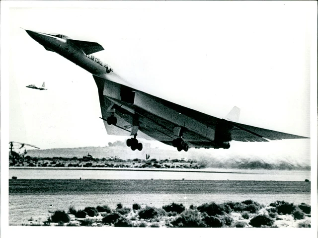 Aircraft XB-70: - Vintage Photograph 1682885