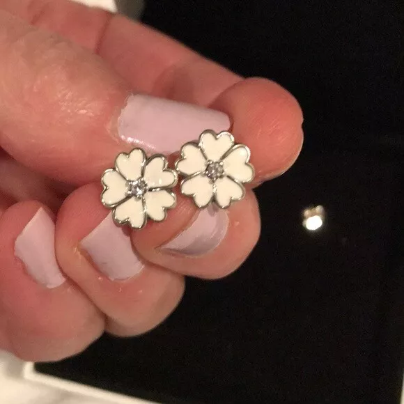 Brand New Genuine Pandora White Enamel Primrose Flower Stud Earrings 290569EN12