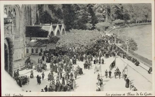 65 - cpa - LOURDES - Les piscines et la place de la grotte