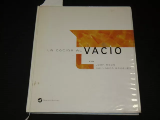 Libro de tapa dura La Cocina al Vacio 2004 de Joan Roca y Salvador Brugues - R 722B