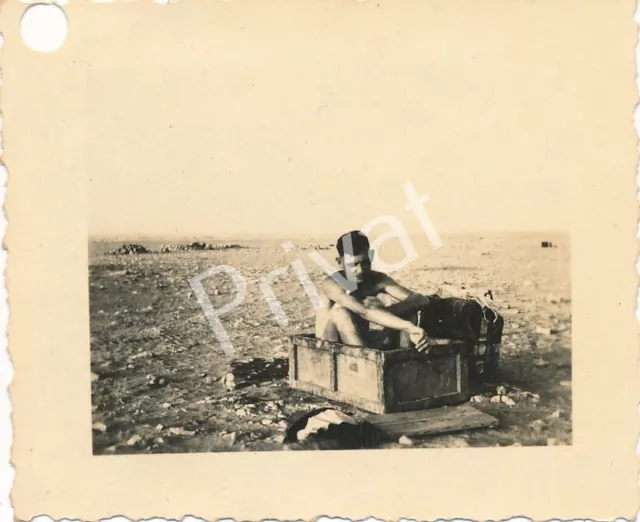 Foto WK2 Soldaten nackt Holzbox Wüste Wehrmacht Afrika M1.09