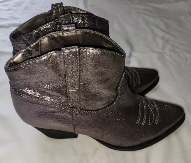 Reba Brazen Ankle Boots Booties Metallic Leather Pointed Toe Pull On Size 8.5M