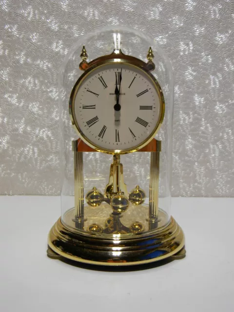 Reloj de cuarzo de aniversario Howard Miller números romanos esfera beige cúpula de vidrio