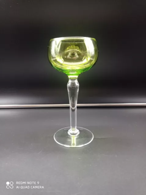 Verre à vin du Rhin en cristal coloré de BACCARAT,St-Louis, Roemer,vert ,18 cm .